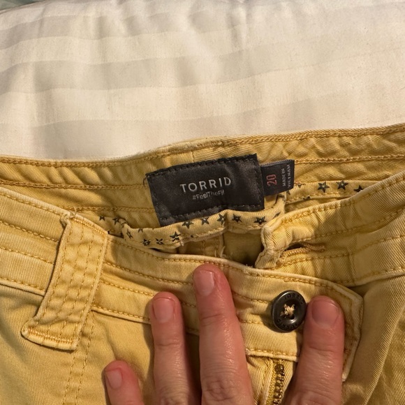 Torrid Military Twill 3.5” Shorts size 20, Yellow in EUC. - Picture 3 of 3